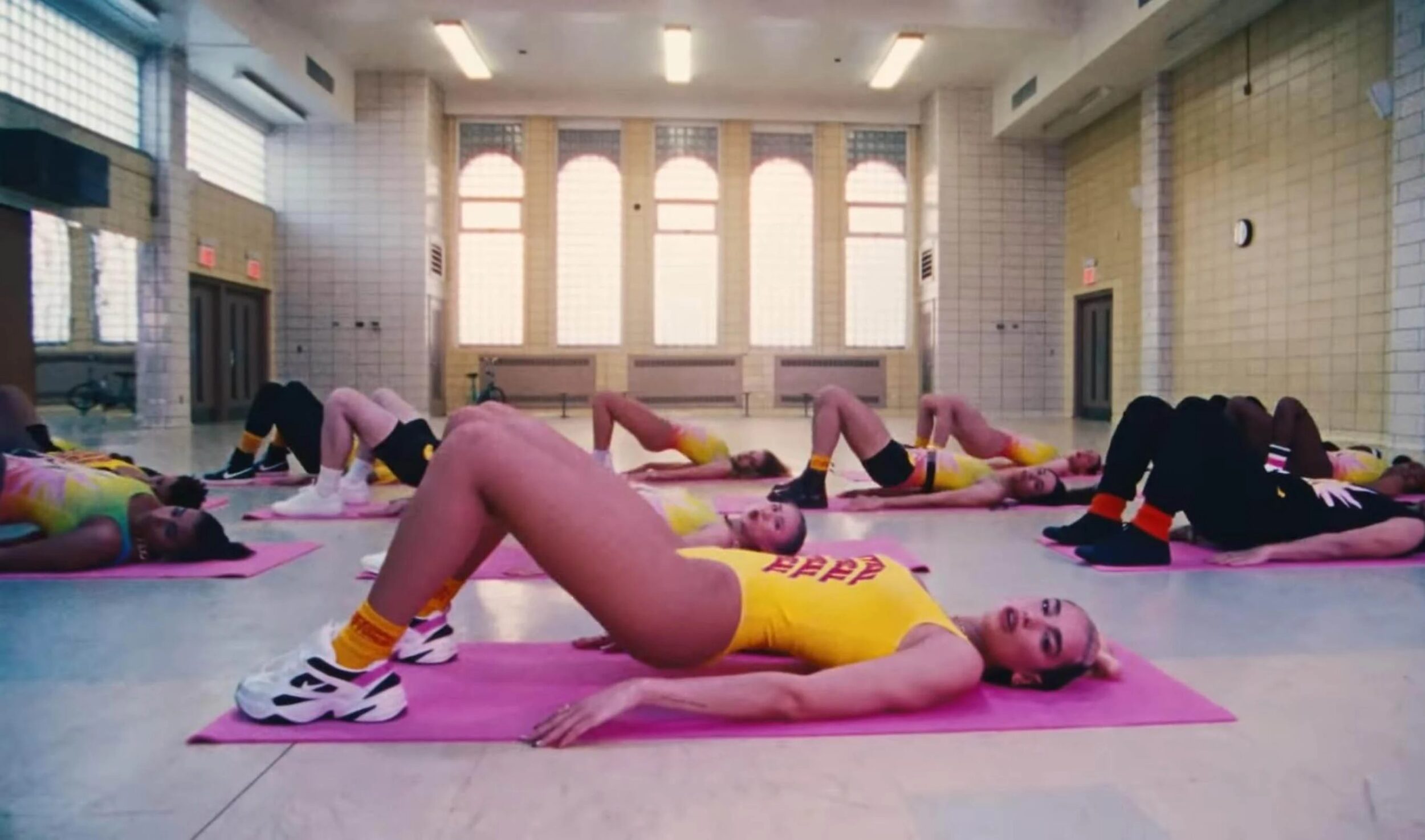 Dua Lipa dans le clip de Physical.