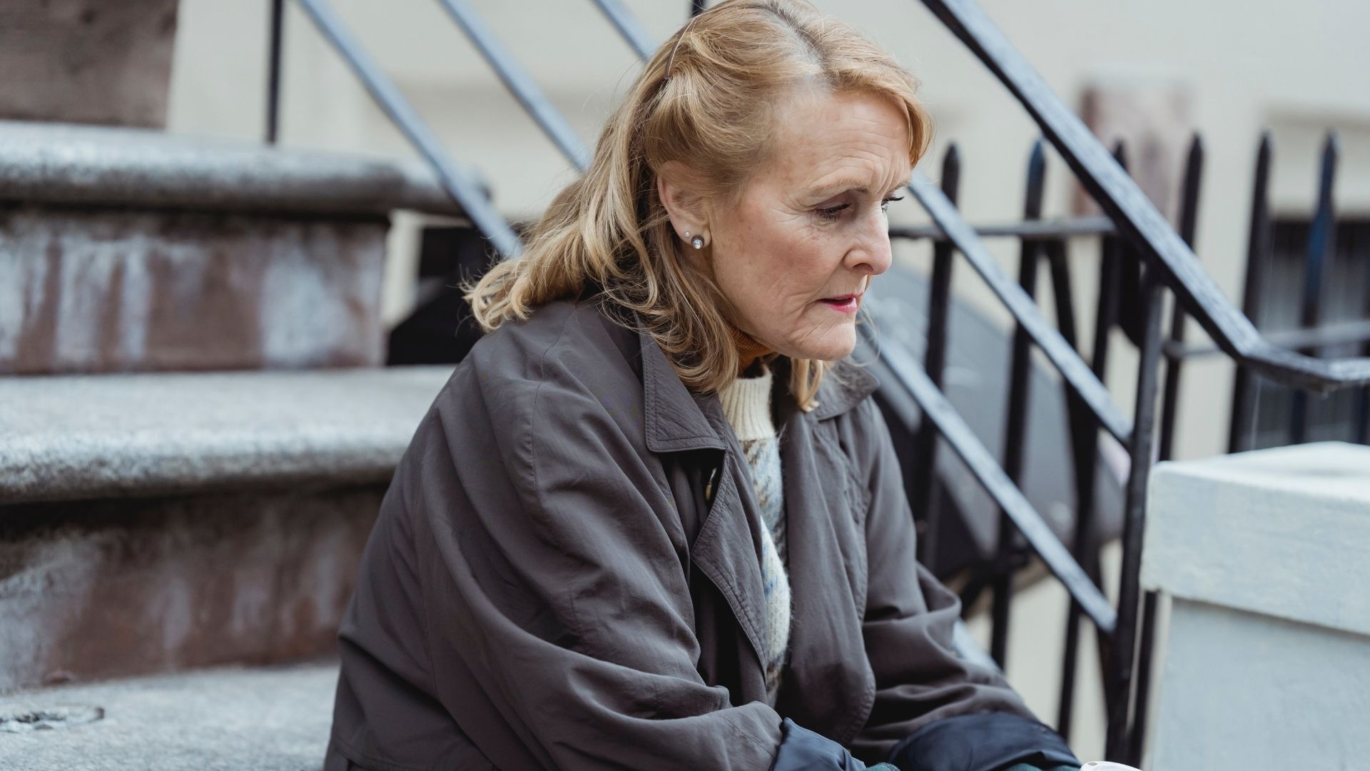 Femme âgée seule. Crédit photo : Teona Swift (Pexels)