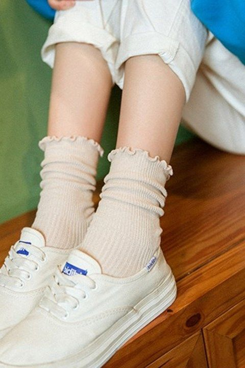 Les chaussettes qui gondolent (re)deviennent tendance, pile pour chiller au chaud