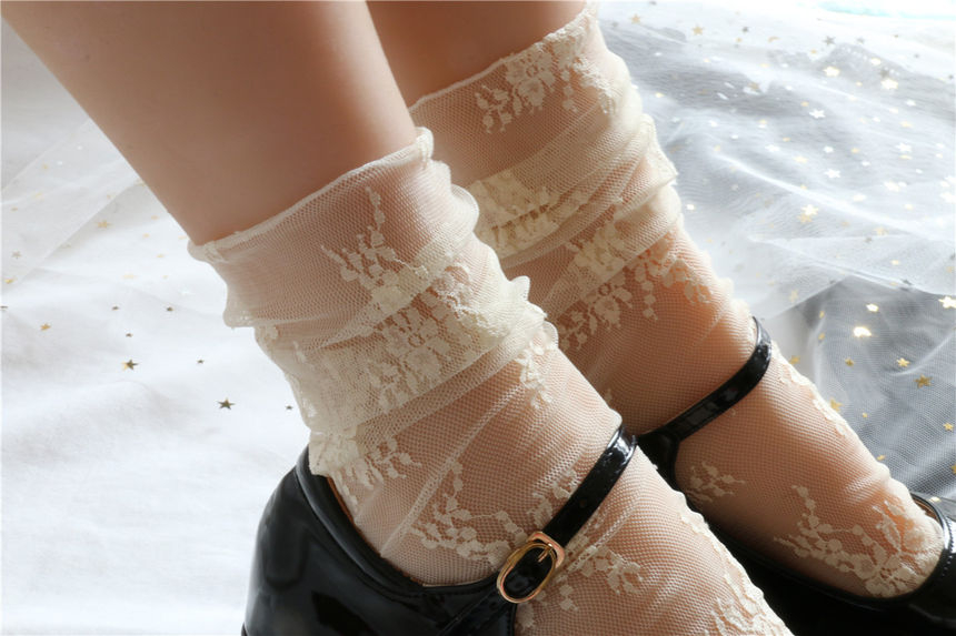 Les chaussettes qui gondolent (re)deviennent tendance, pile pour chiller au chaud