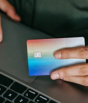 Personne surfant sur internet, une carte de crédit Mastercard à la main