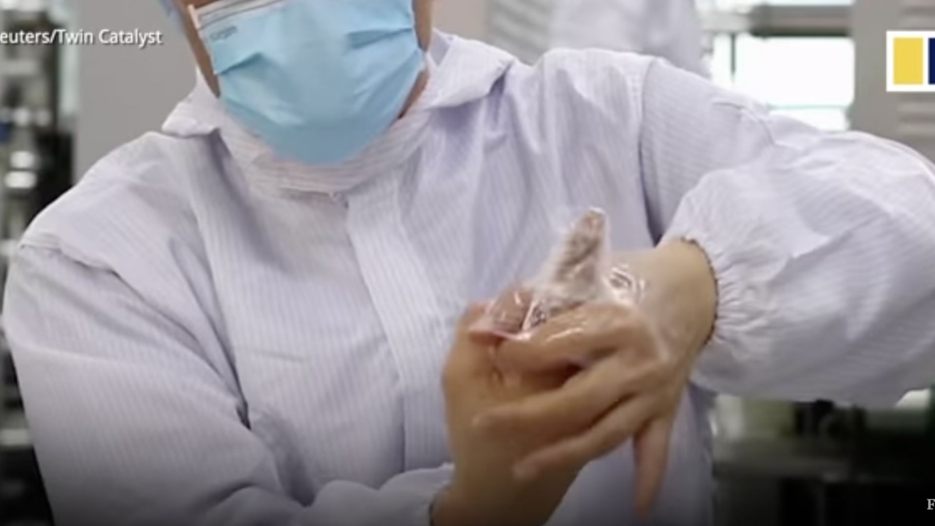 Le gynécologue John Tang Ing Chinh montre aux journalistes comment utiliser le Wonderleaf.