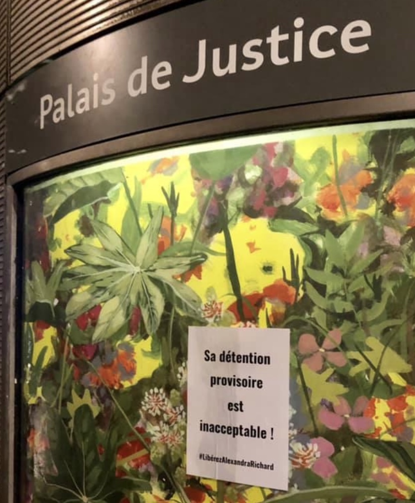 Un collage féministe disant "Sa détention provisoire est inacceptable" accompagné du hashtag #LibérezAlexandraRichard