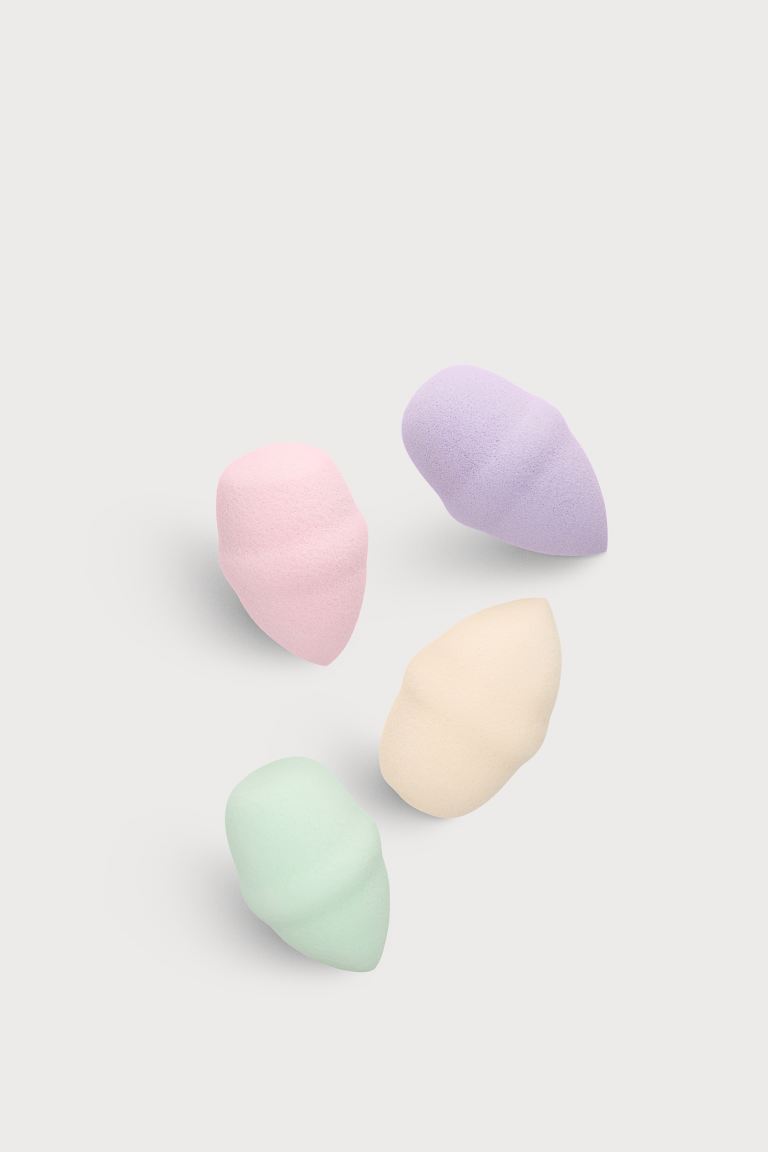 Eh oui, il existe plusieurs éponges à maquillage. Voici laquelle privilégier selon vos besoins !
