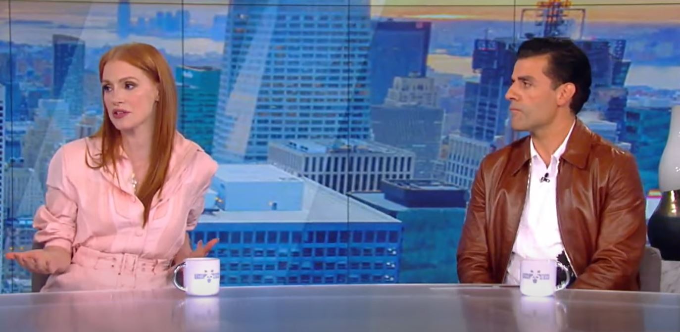 Jessica Chastain et Oscar Isaac sur le plateau de The View (capture d’écran Youtube)