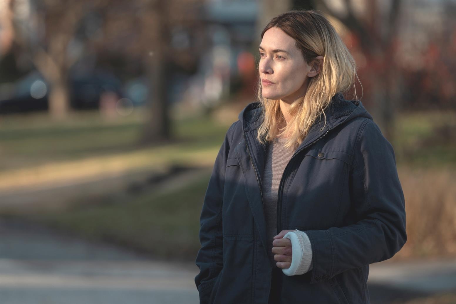 Mare Sheehan qui réfléchit à son enquête ! (© HBO)