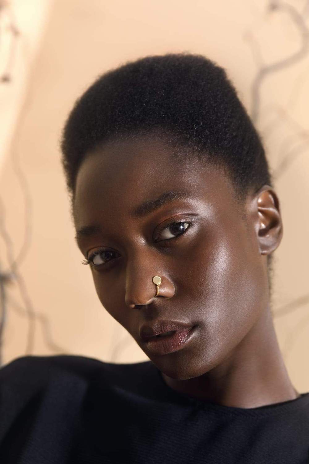 Les faux anneaux dans le nez font leur grand retour, pour un style sans trou ni cicatrice
