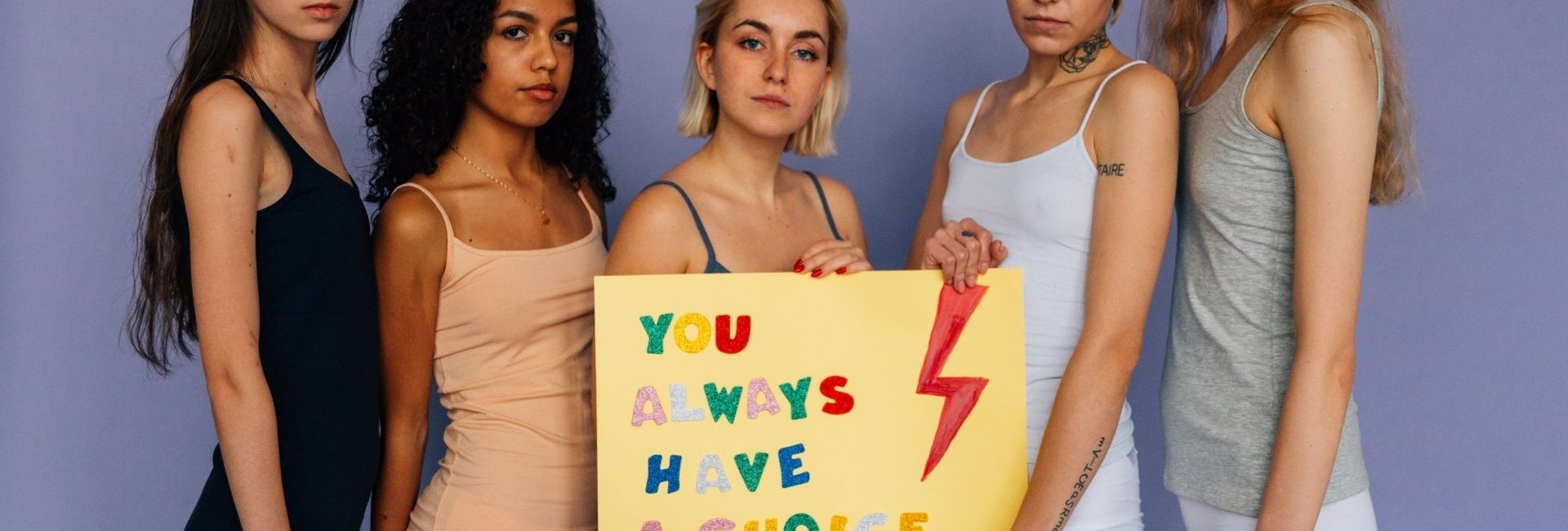 Femmes avec une pancarte en soutien aux droits d'avorter