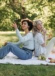 Deux femmes assises sur l'herbe