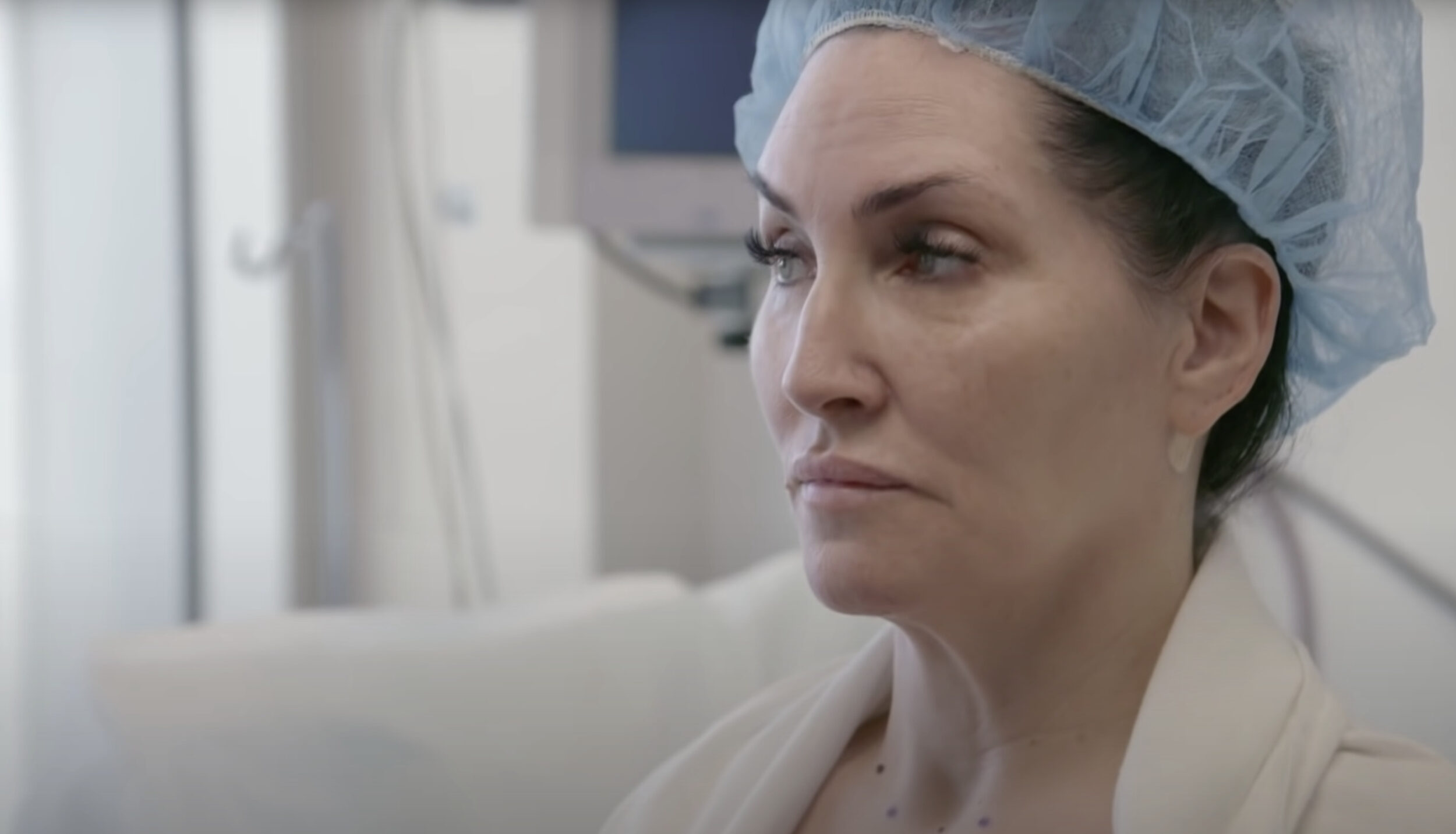 Michelle Visage dans le documentaire Explant sur les implants mammaires. © capture d’écran YouTube de la bande-annonce.