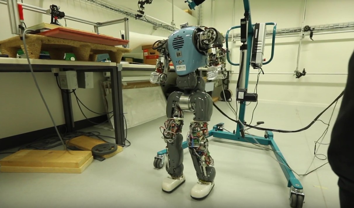 Robot Qui Ressemble à Un Humain Codycross Un robot humanoïde apprend à marcher comme un humain