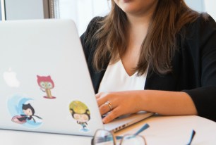 Menaces en ligne contre Nadia Daam : le cyberharcèlement peut être puni en France