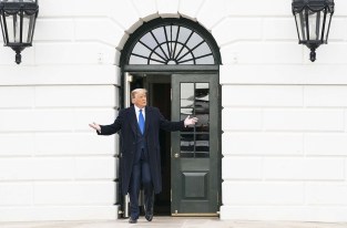 Donald Trump n'arrive pas à faire le deuil de son compte Twitter et tente encore de le sauver