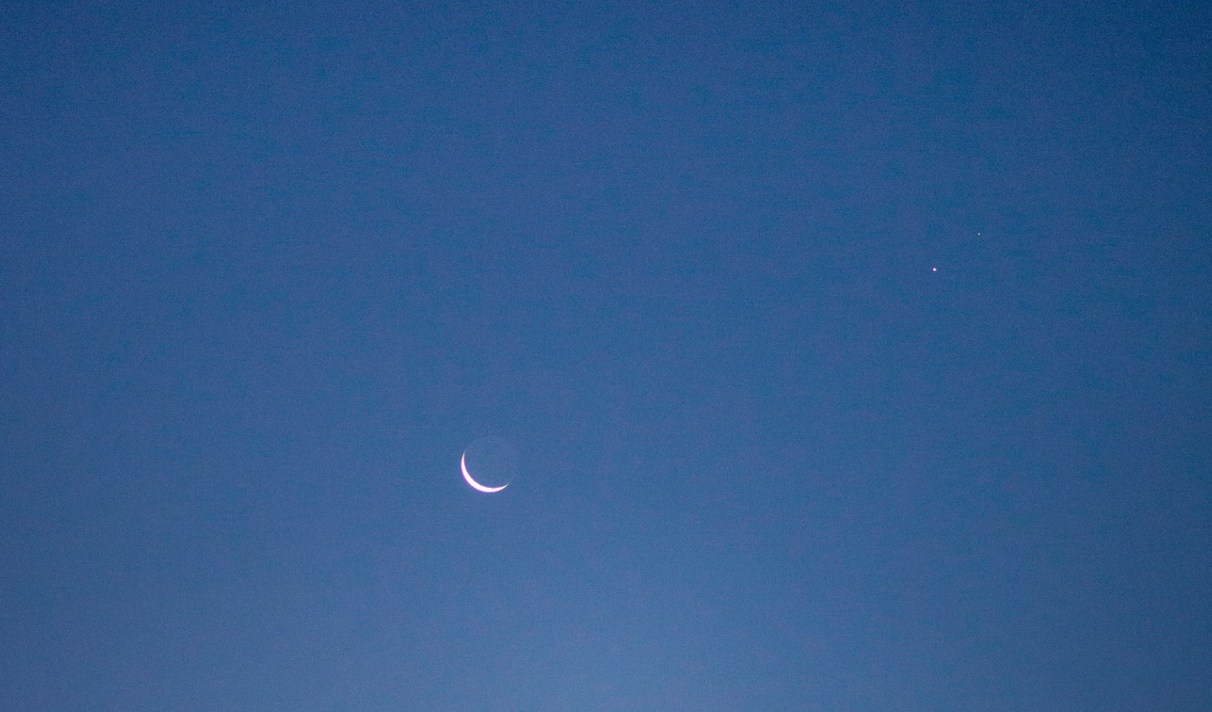 Peu avant la Grande conjonction, la Lune rend visite à ...