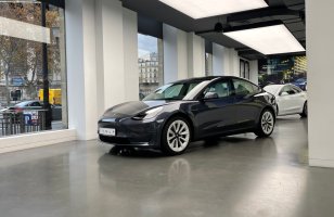 Pour réduire les abus avec l'Autopilot, Tesla active la caméra intérieure de ses voitures
