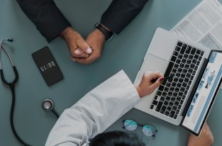 Au nom de la santé, Eric Schmidt plaide pour partager les données de santé sans consentement