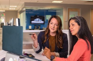 « C’est la double peine » : pourquoi les entrepreneures lesbiennes galèrent tant ?